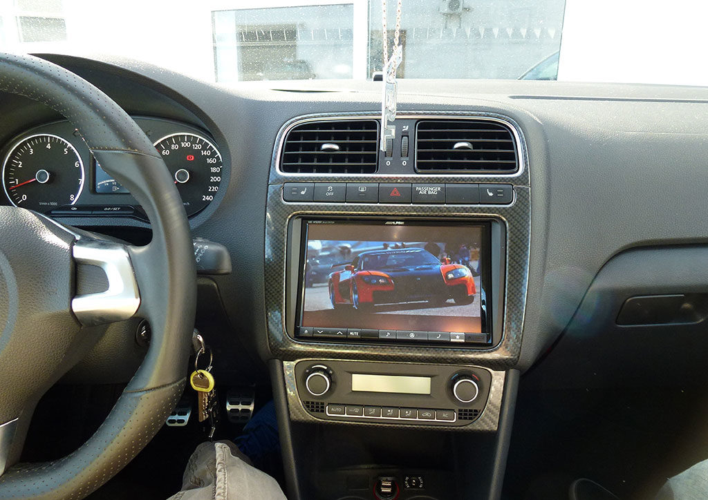 Innere Front eines Autos mit großem Navigationssystem