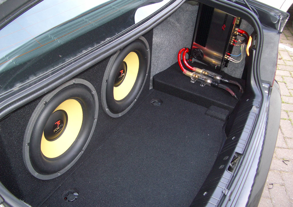 Kofferraumwand mit zwei eingebauten Lautsprechern