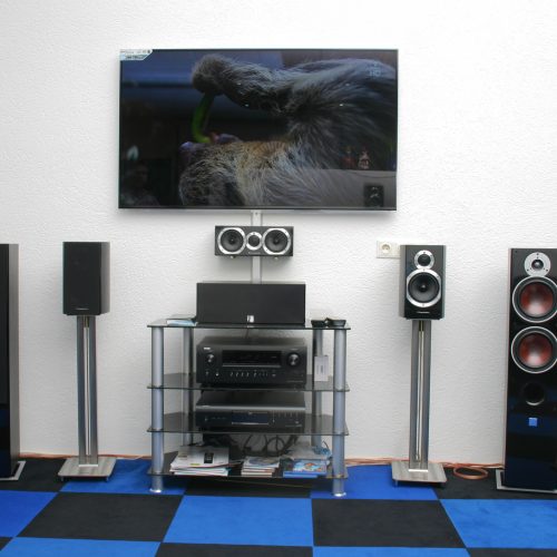 TV mit Soundsystem und Standlautsprecher im Laden von Singer Hi-Fi & TV